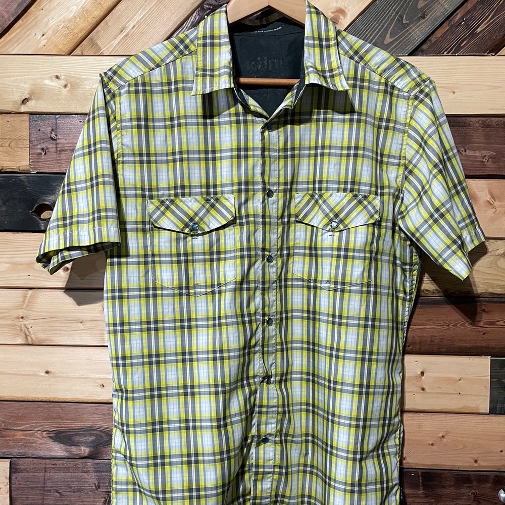 Men’s medium Kuhl shirt.